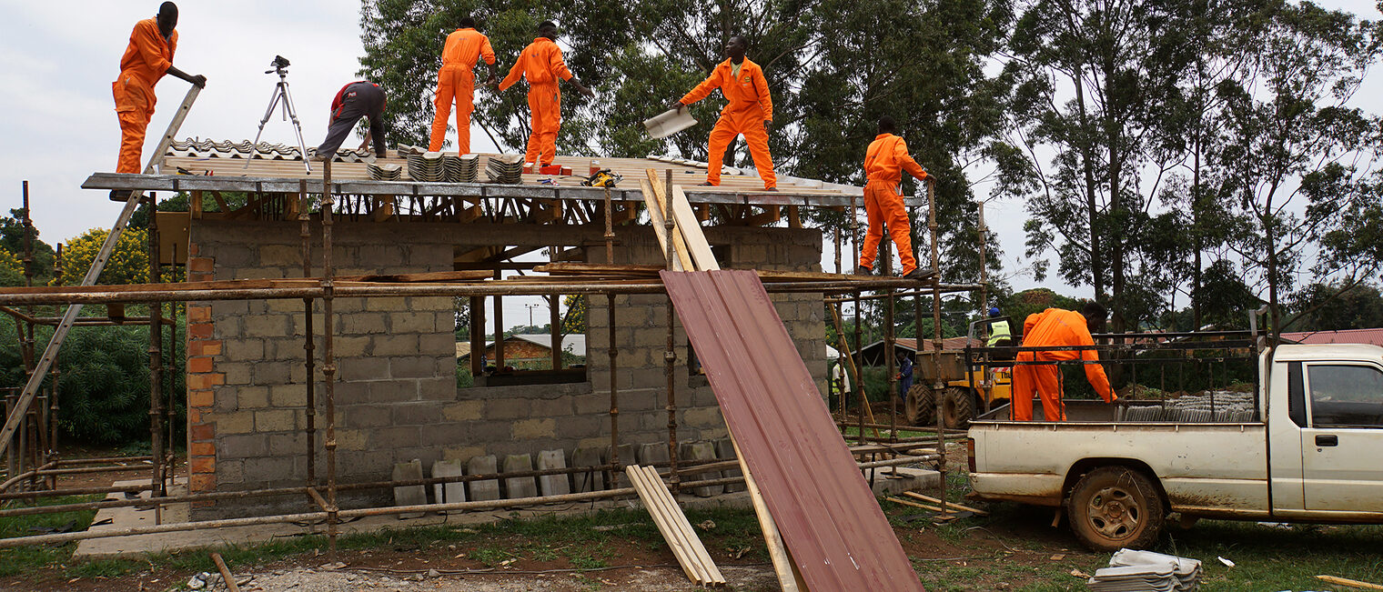 Zuletzt wurden die Dacharbeiten am Musterhaus in Hoima umgesetzt. Das Projekt soll bis Jahresende fertig sein.