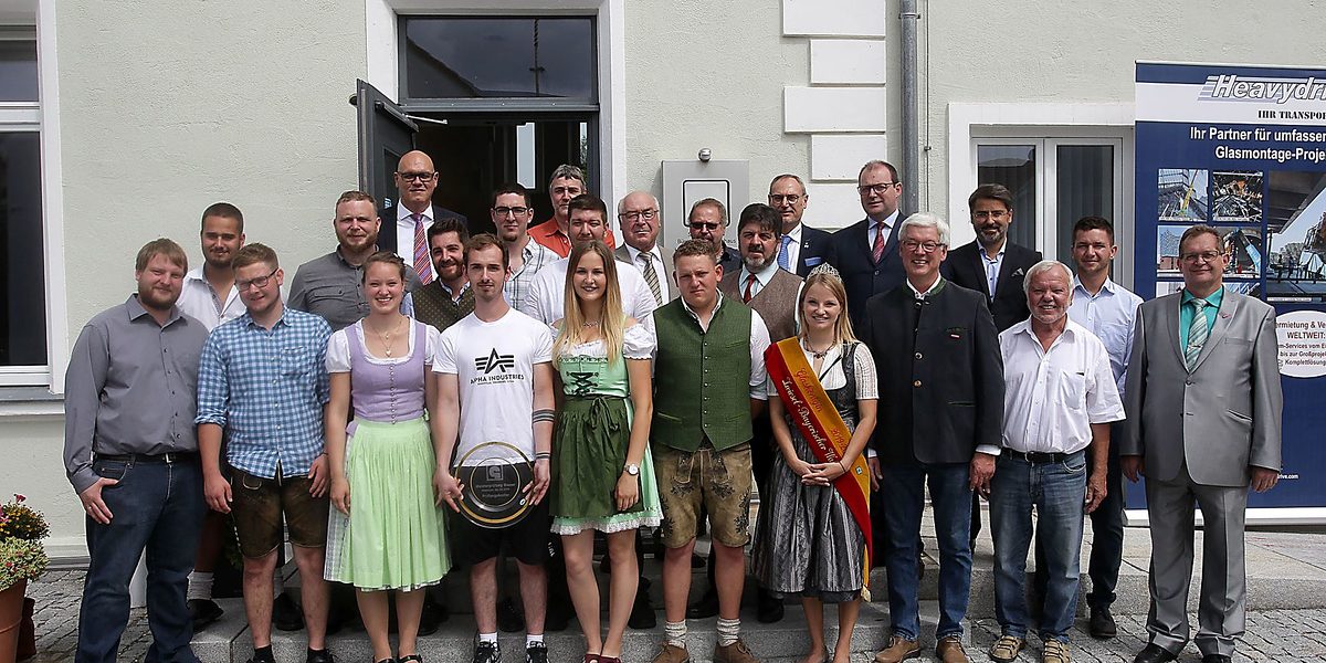 Die jungen Meister mit den Ehrengästen, Prüfern und Sponsoren. Die jungen Meister mit den Ehrengästen, Prüfern und Sponsoren.