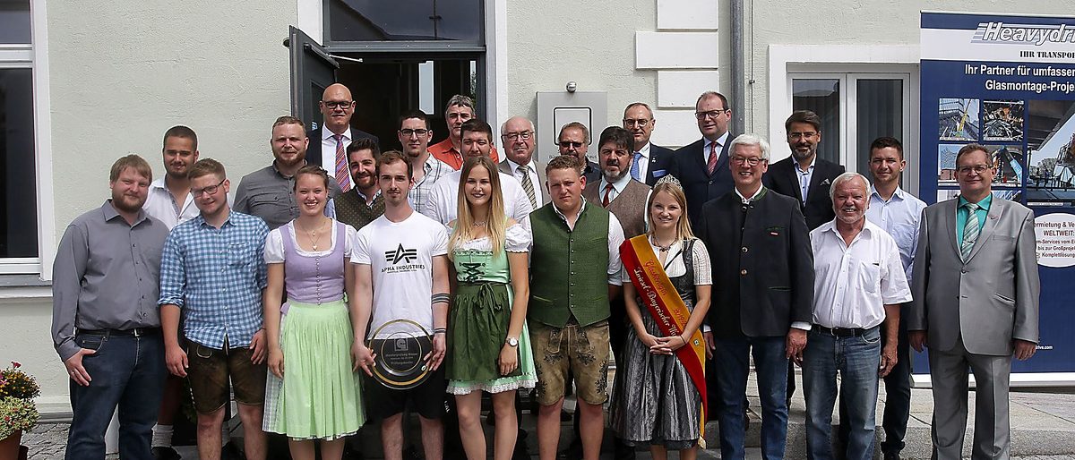 Die jungen Meister mit den Ehrengästen, Prüfern und Sponsoren. Die jungen Meister mit den Ehrengästen, Prüfern und Sponsoren.
