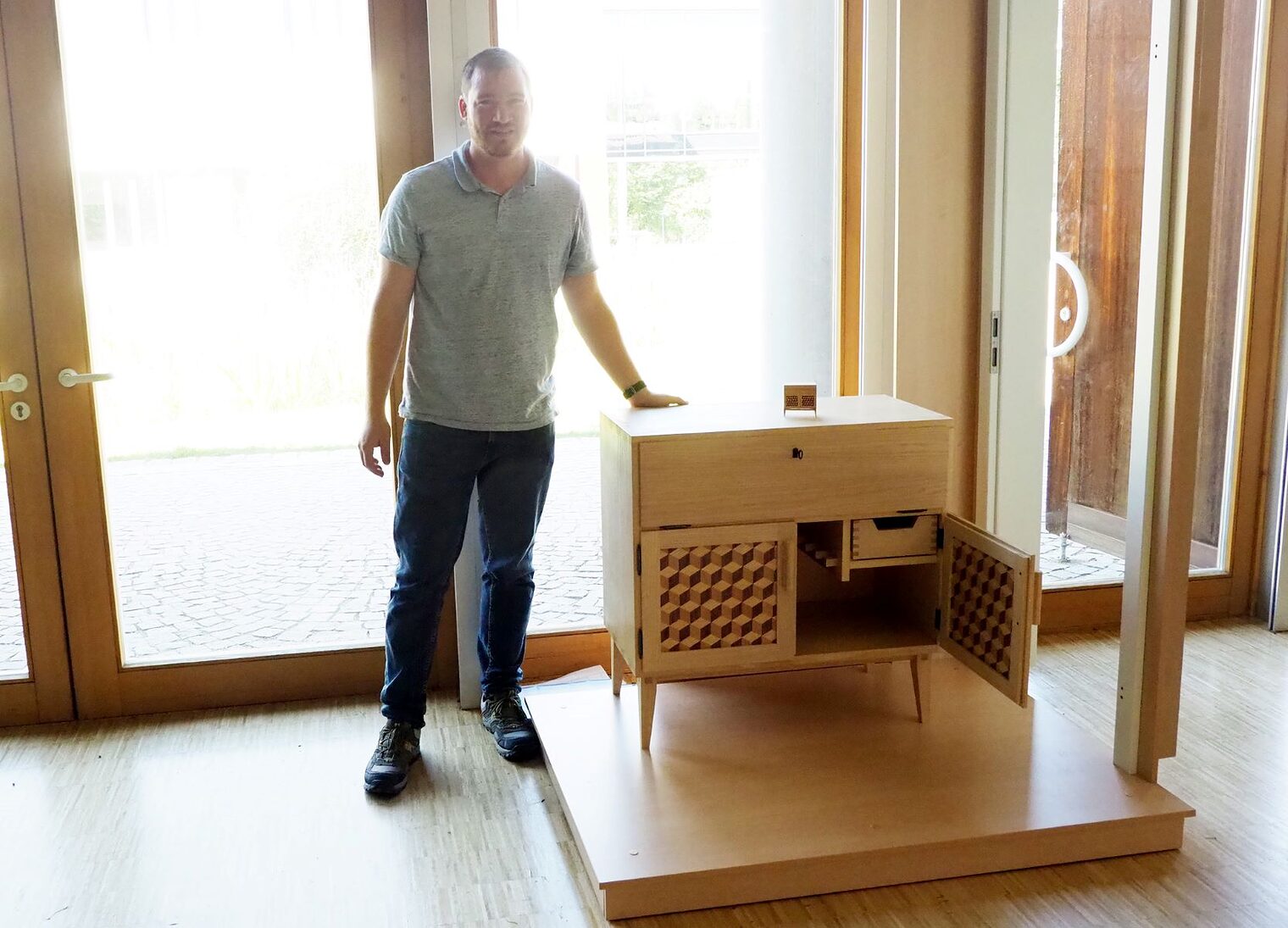 Der aus Uruguay stammende und in Paraguay ausgebildete Frank Neufeld stellte dieses TV-Möbel aus Weiß-Esche her.