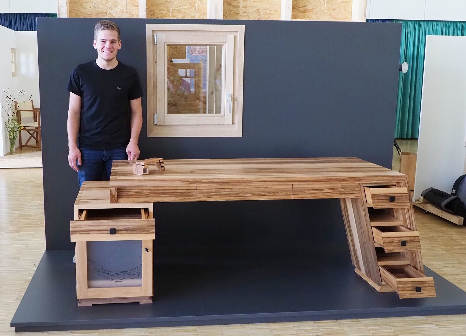 Einen Schreibtisch aus amerikanischem Nussbaum mit schräg stehendem Seitenteil fertigte Simon Hofmann aus Waldkirchen.