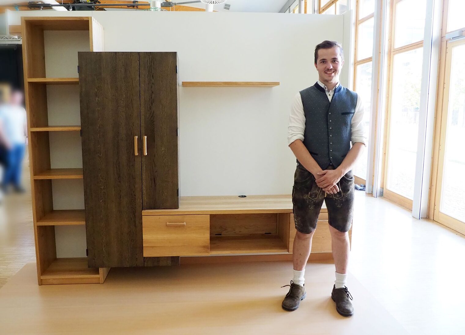Dieses mehrteilige TV-Möbel aus Eiche, Ahorn und Kirschbaum machte Markus Garhammer aus Eppenschlag.