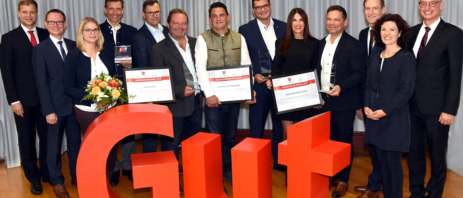 Die Gewinner der diesjährigen Unternehmenspreise und die Karmelitenbrauerei als Top-Unternehmen Niederbayern mit Vertretern von Stadt und Bezirk Straubing.