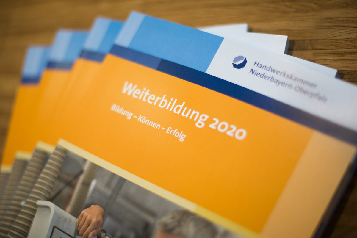 Ein breitgefächertes Kursprogramm auf 240 Seiten: Die neue Weiterbildungsbroschüre 2020.