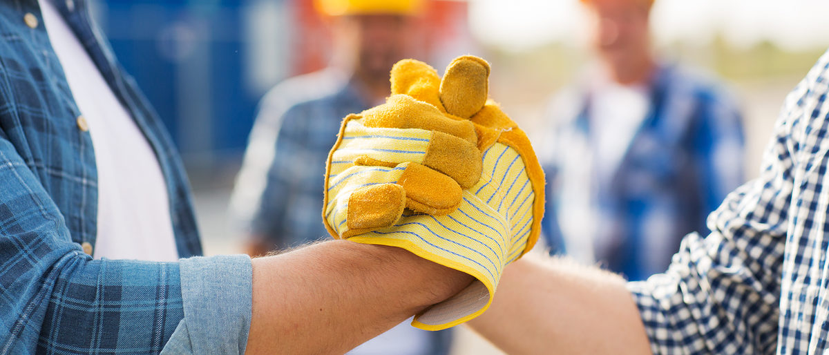 building, teamwork, partnership, gesture and people concept - close up of builders hands in gloves greeting each other with handshake on construction site Schlagwort(e): hands, handshake, builders, building, construction, partnership, teamwork, men, male, team, constructors, workers, success, cooperation, urban, hardhats, manual, greeting, estate, people, colleagues, gloves, workmen, person, appointment, contractors, group, gesture, outdoors, real, meeting, co-working, professionals, site, co-workers, development, young, industrial, city, successful, closeup, concept, human, body part, hands, handshake, builders, building, construction, partnership, teamwork, men, male, team, constructors, workers, success, cooperation, urban, hardhats, manual, greeting, estate, people, colleagues, gloves, workmen, person, appointment, contractors, group, gesture, outdoors, real, meeting, co-working, professionals, site, co-workers, development, young, industrial, city, successful, closeup, concept, human, body part