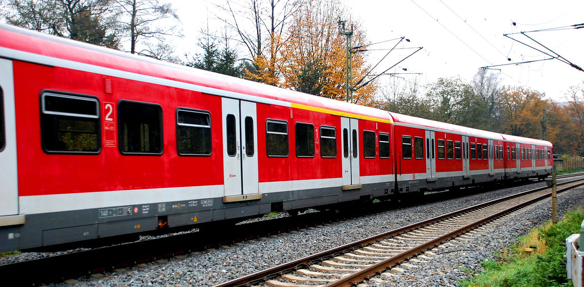 Für 365 Euro soll es künftig für Auszubildende bezuschusste Jahrestickets für öffentliche Verkehrsmittel geben, fordert die Vollversammlung der Handwerkskammer. zug, bahn, ffentlicher nahverkehr, s-bahn, fahrender zug, gleise, schienenverkehr, reisezug