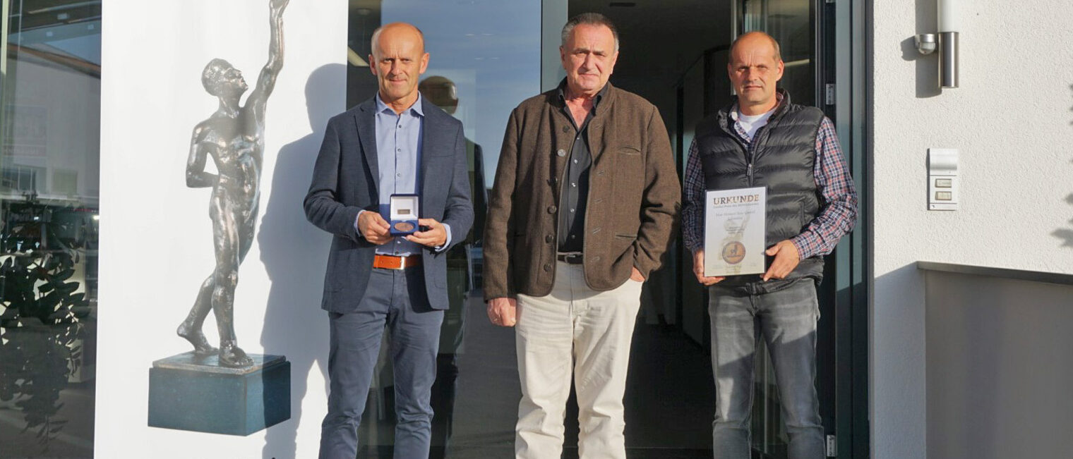 Geschäftsführer Max Heimerl, Bürgermeister von Schönthal Ludwig Wallinger und Geschäftsführer Peter Heimerl (v.li.n.re.) freuen sich über die Auszeichnung.