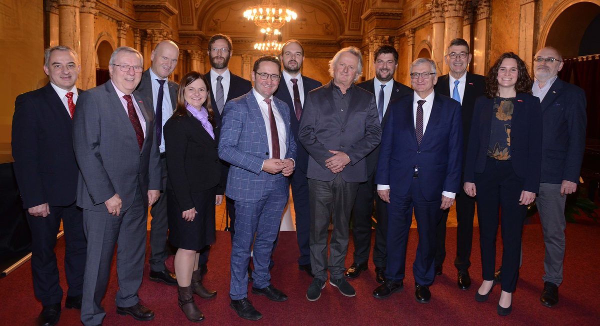 Auch in diesem Jahr nahmen sich die Teilnehmer der Marienbader Gespräche das Motto "Zusammenkunft, Zusammenhalt, Zusammenarbeit" zu Herzen und stellten konkrete Forderungen für die Grenzregion: (v. li. n. re.) Vorsitzender der Böhmisch-mährischen Konföderation der Gewerkschaftsverbunde Josef Stredula, HWK-Hauptgeschäftsführer Jürgen Kilger, Abteilungsleiter Wirtschaftspolitik und Außenwirtschaft der Wirtschafskammer Oberösterreich Dr. Robert Leitner, Kammervizepräsidentin Kathrin Zellner, Konsul für Politik und Handel des Generalkonsulats der Tschechischen Republik Jan Kreuter, Vorsitzender des Ausschusses für Bundes- und Europaangelegenheiten im Bayerischen Landtag Tobias Gotthardt, Parlamentsabgeordneter Dr. Lukáš Barton, 2. Bürgermeister von Marienbad Zdenek Král, stellvertretender Hauptmann des Bezirks Karlsbad Martin Hurajcík, Geschäftsführer Operativ der Regionaldirektion Bayern der Bundesagentur für Arbeit Klaus Beier, Kammerpräsident Dr. Georg Haber, Außenwirtschaftsberaterin der Kammer Katharina Wierer und 3. Bürgermeister von Marienbad Miloslav Pelc. Auch in diesem Jahr nahmen sich die Teilnehmer der Marienbader Gespräche das Motto "Zusammenkunft, Zusammenhalt, Zusammenarbeit" zu Herzen und stellten konkrete Forderungen für die Grenzregion: (v. li. n. re.) Vorsitzender der Böhmisch-mährischen Konföderation der Gewerkschaftsverbunde Josef Stredula, HWK-Hauptgeschäftsführer Jürgen Kilger, Abteilungsleiter Wirtschaftspolitik und Außenwirtschaft der Wirtschafskammer Oberösterreich Dr. Robert Leitner, Kammervizepräsidentin Kathrin Zellner, Konsul für Politik und Handel des Generalkonsulats der Tschechischen Republik Jan Kreuter, Vorsitzender des Ausschusses für Bundes- und Europaangelegenheiten im Bayerischen Landtag Tobias Gotthardt, Parlamentsabgeordneter Dr. Lukáš Barton, 2. Bürgermeister von Marienbad Zdenek Král, stellvertretender Hauptmann des Bezirks Karlsbad Martin Hurajcík, Geschäftsführer Operativ der Regionaldirektion Bayern der Bundesagentur für Arbeit Klaus Beier, Kammerpräsident Dr. Georg Haber, Außenwirtschaftsberaterin der Kammer Katharina Wierer und 3. Bürgermeister von Marienbad Miloslav Pelc.