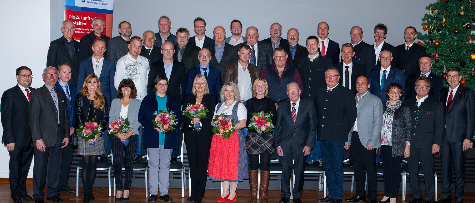 In Straubing ehrte die Handwerkskammer 31 traditionsreiche Betriebe mit dem Ehrenblatt. Es gratulierten HWK-Präsident Dr. Georg Haber (1. Reihe, 1. v. re.) und Geschäftsführer Alexander Stahl (1. Reihe, 1. v. li.).