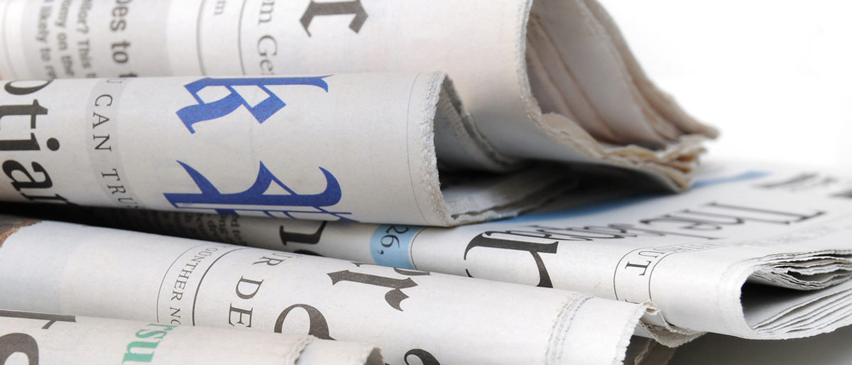 zeitung, zeitungen, presse, zeitschriften, zeitschrift, magazine, magazin, brille, artikel, medien, news, werbung, info, information, weiss, hintergrund, isoliert, seiten, wort, schrift, bilder, buchstaben, redaktion, journalismus, journalistisch, recherche, recherchieren, politik, sport, redakteur, lokal, lokalteil, headline, überschrift, weltpolitik, aussage, inhalt, bunt, wissen, allgemeinbildung, informationen, neuigkeiten, boulevard, redaktionell, international, tageszeitungen, tageszeitung, anzeigen, anzeigenteil, blatt