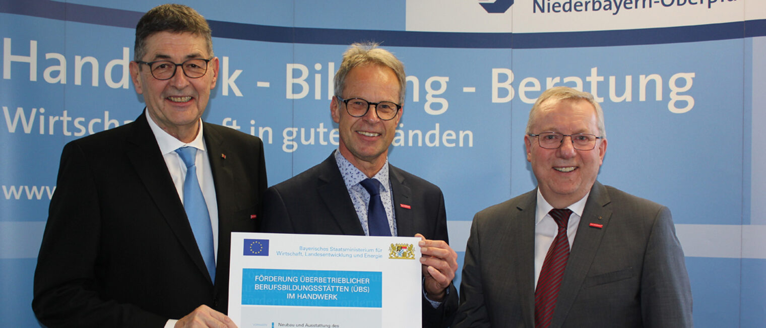 Präsident Dr. Georg Haber und Hauptgeschäftsführer Jürgen Kilger bedankten sich für die Förderung durch das Land Bayern.
