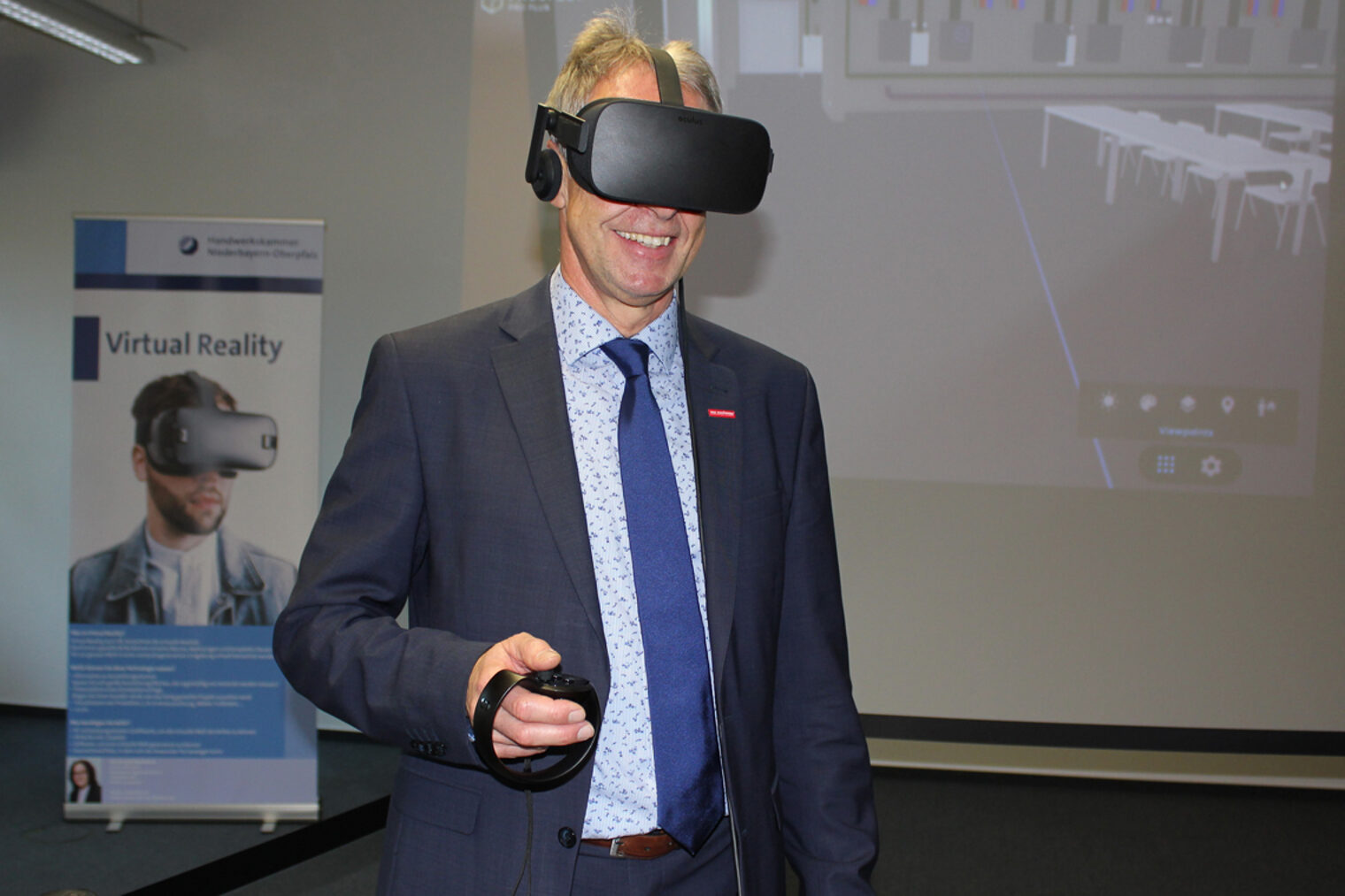 Bei der Förderbescheidübergabe wurde Dr. Gert Bruckner mithilfe einer VR-Brille virtuell durch die geplanten Räumlichkeiten des neuen Zentrums der Handwerkskammer geführt.