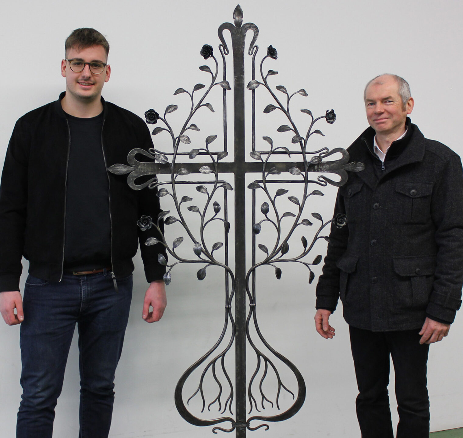 Glückwünsche gingen an Benedikt Huber zum Ergebnis seiner fachpraktischen Prüfung: Das Grabkreuz "Baum des Lebens".