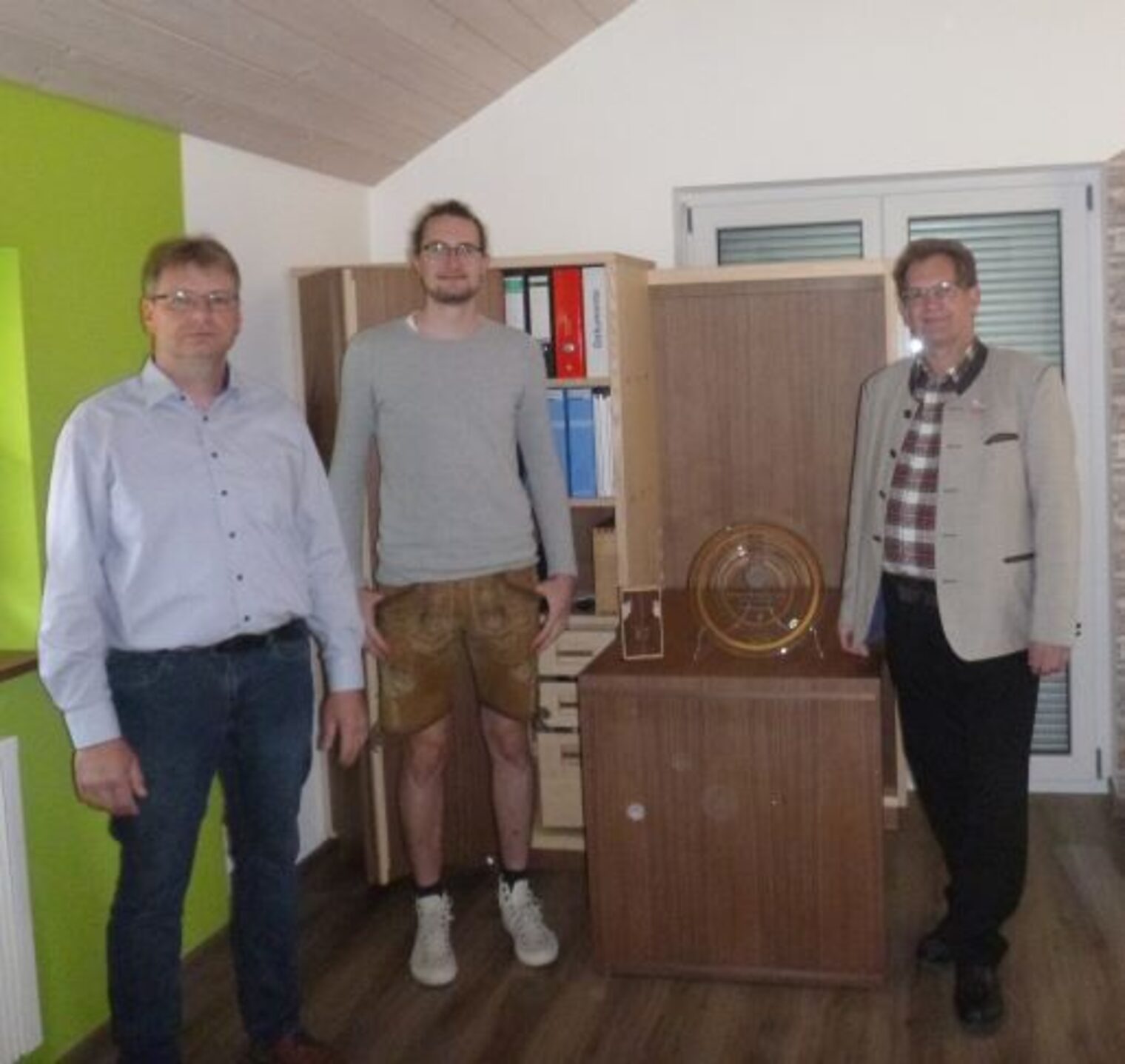 Der Prüfungsbeste Daniel Brunner (Mitte) aus 94542 Haarbach erhielt die Auszeichnung von Prüfungsvorsitzendem Josef Sailer (rechs). Er fertigte sein Meisterprüfungsprojekt in der Schreiner von Thomas Aigner in Bad Griesbach (links).
