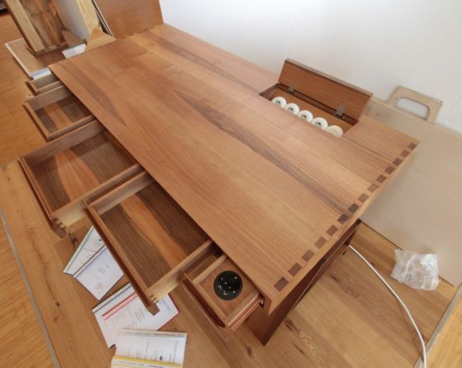 Einen von 74 cm bis 125 cm elektrisch höhenverstellbaren Schreibtisch aus europäischem Nussbaum stellte Jonas Kapsner aus 94496 Ortenburg her.