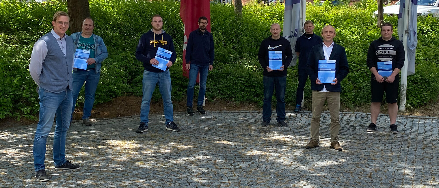 Tobias Knauer gratulierte zusammen mit den Ausbildern den Umschülern zum Feinwerkmechaniker zur bestandenen Prüfung.