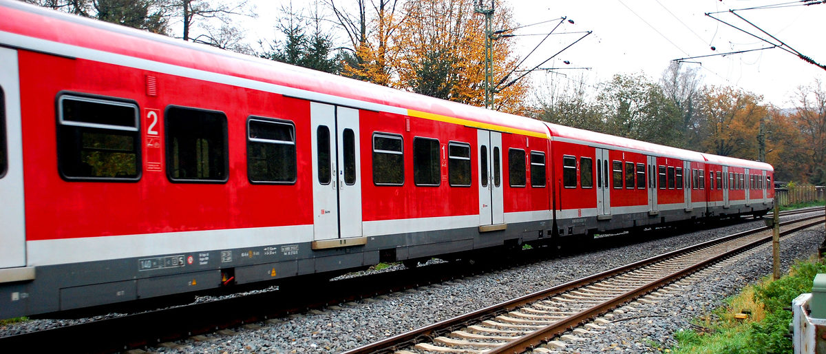 zug, bahn, ffentlicher nahverkehr, s-bahn, fahrender zug, gleise, schienenverkehr, reisezug
