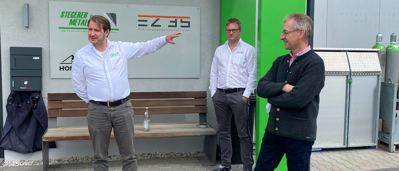 Geschäftsführer Ingo Lederer und der sellvertretende Vorsitzende der AGU Jürgen Pichl bei der Betriebsbesichtigung.