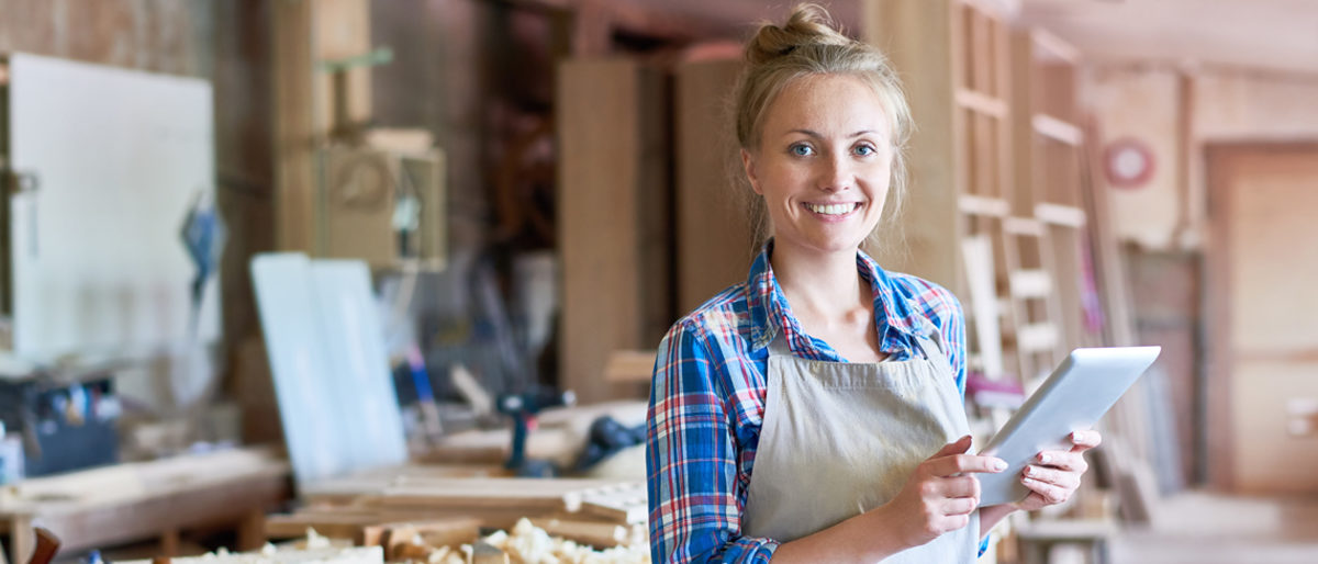 Portrait of happy young woman looking at camera using digital tablet in modern woodworking shop, copy space Schlagwort(e): small, business, traditional, craft, wood, wooden, woodwork, carpenter, carpenting, carpentry, joiner, joinery, manufactory, manufacturing, occupation, modern, workshop, work, shop, young, woman, female, using, digital, tablet, technology, connectivity, looking, camera, smiling, happy, manager, small, business, traditional, craft, wood, wooden, woodwork, carpenter, carpenting, carpentry, joiner, joinery, manufactory, manufacturing, occupation, modern, workshop, work, shop, young, woman, female, using, digital, tablet, technology, connectivity, looking, camera, smiling, happy, manager