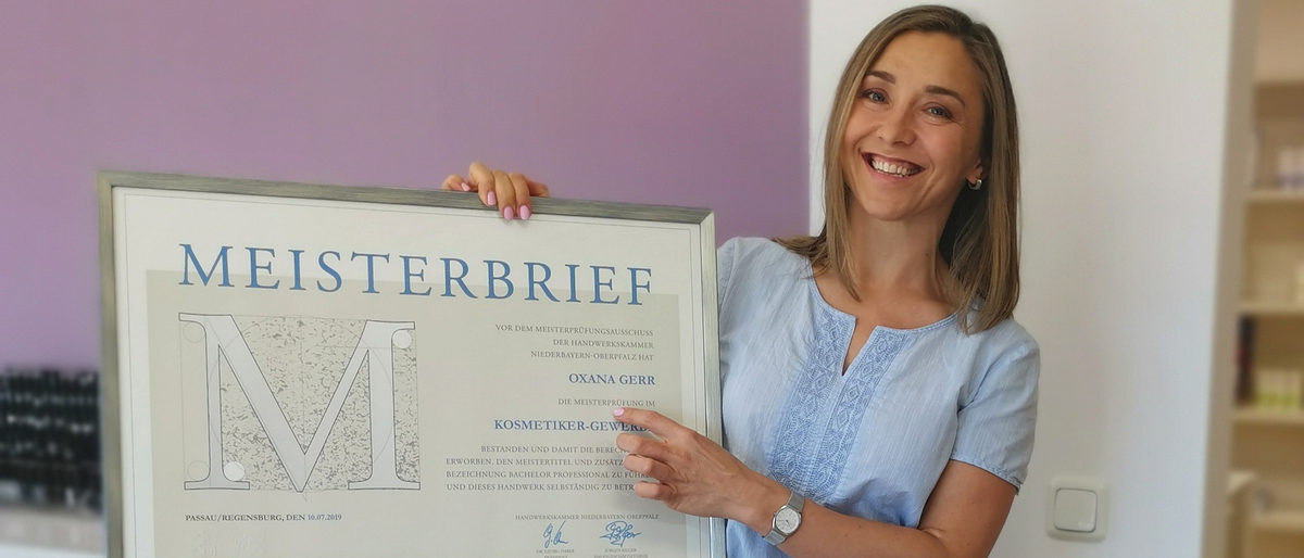 Oxana Gerr freute sich über den gerahmten Meisterbrief der Handwerkskammer. Oxana Gerr freute sich über den gerahmten Meisterbrief der Handwerkskammer.