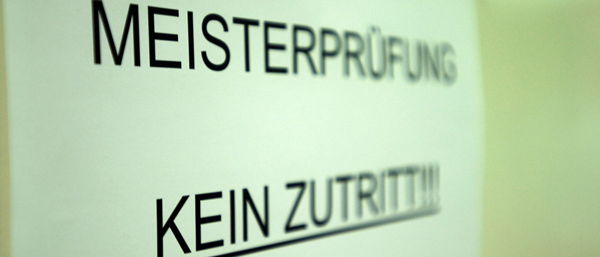 Besonders bei Prüfungen mit Friseuren und Kosmetikern gelten strenge Hygienevorschriften. Besonders bei Prüfungen mit Friseuren und Kosmetikern gelten strenge Hygienevorschriften.