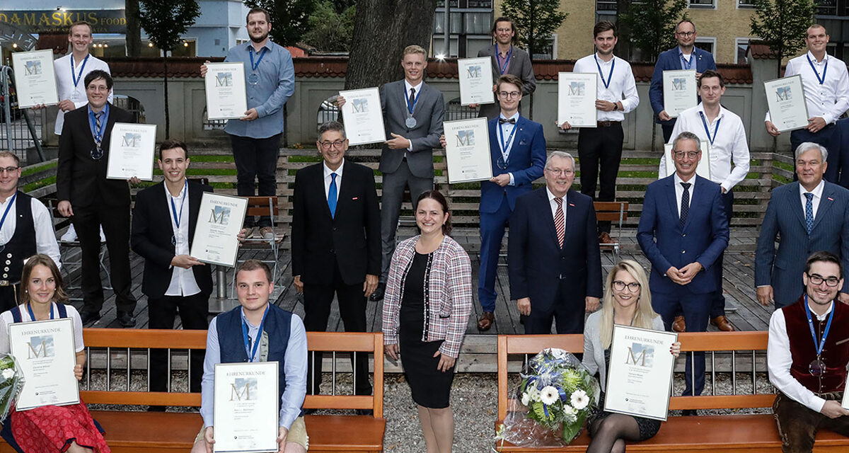 16 junge Meister erhielten als Jahrgangsbeste eine Ehrenurkunde samt Medaille überreicht.