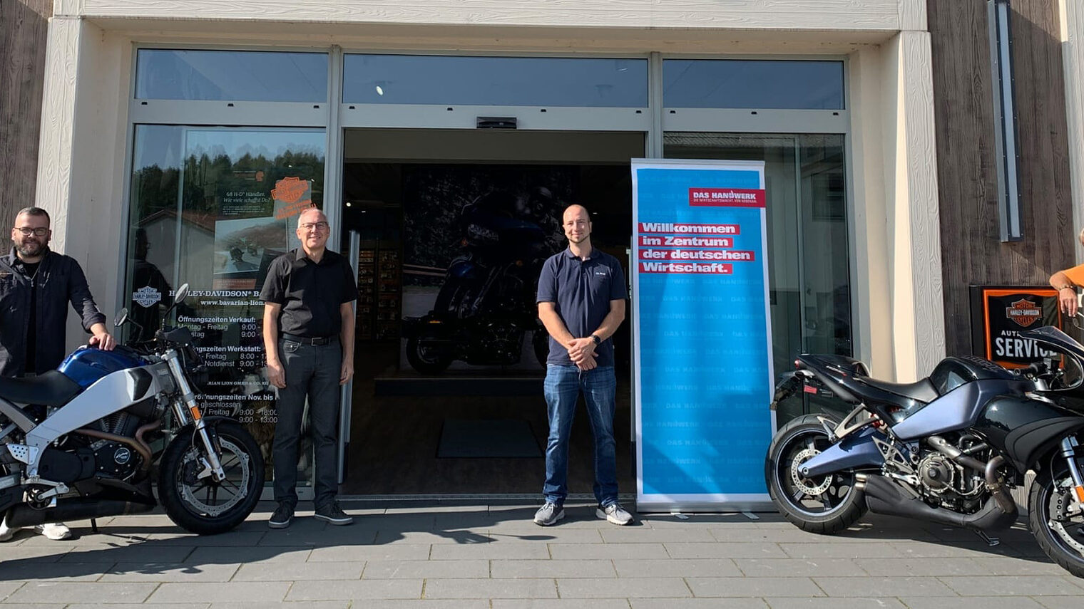 Betriebs- und Verkaufsleiter Thomas Wimmer (1.v.li.) und Geschäftsführer Gerd Eder (1.v.re.) übergaben die Motorräder an den Leiter des Bildungszentrums Armin Maier (2.v.li.) und Kfz-Ausbilder Christian Pritzl (2.v.re.). 