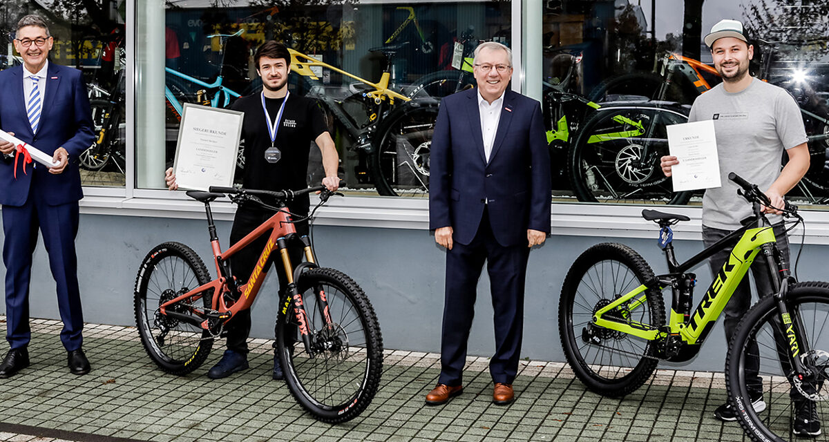 Stellvertretend für alle Gewinner übergaben die HWK-Vertreter die Auszeichnung an Daniel Becker aus Regensburg (2. v. li.) und seinen Ausbilder Lukas Kuffer von KL Bikes Shop & Service (1. v. re.). 