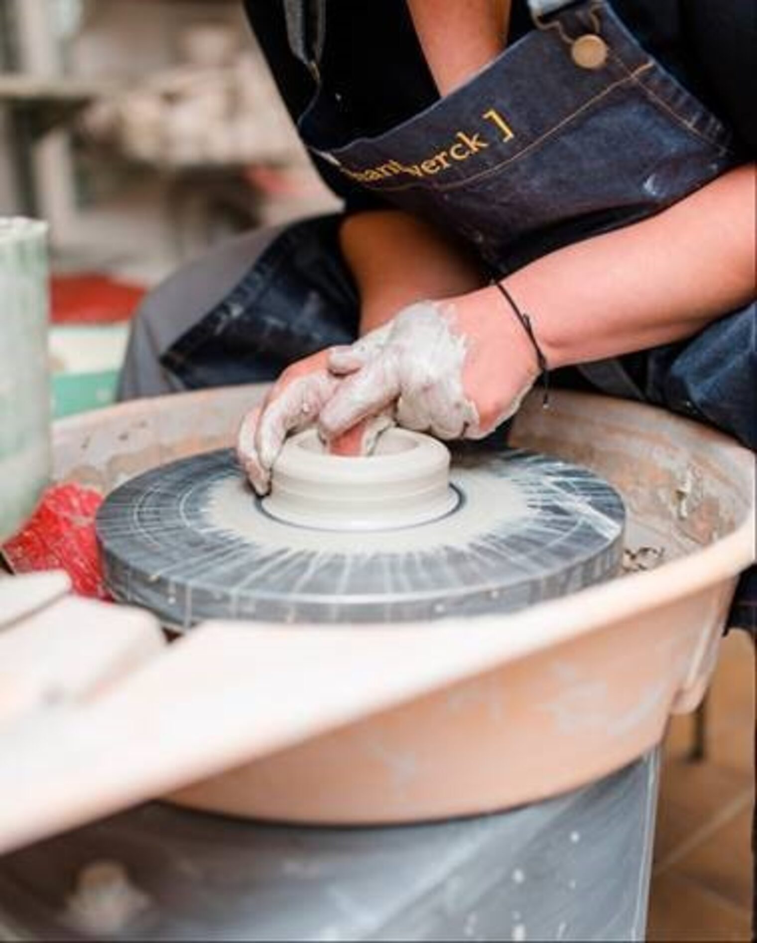 Viele neue Ideen setzt die Keramikerin direkt auf der Töpferscheibe um. 