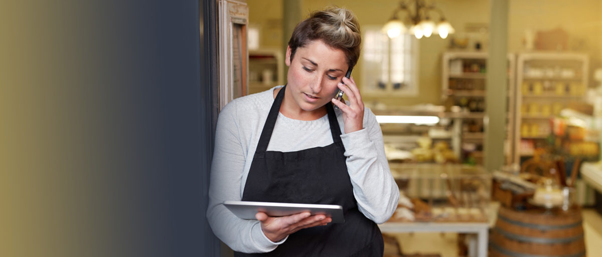 A young deli employee talking on the phone while working on a tablet Schlagwort(e): 20s, adult, apron, bakery, blurred background, boss, brunette, business, cafe, candid, casual, caucasian, cellphone, closeup, confidence, connected, copyspace, cropped, deli, dialing, employee, entrepreneur, female, friendly, happy, holding, indoors, industry, internet, looking, one person, only women, owner, people, phone, positivity, relaxed, short hair, small business, smiling, staff, standing, store, tablet, talking, uniform, woman, worker, working, young, 20s, adult, apron, bakery, blurred background, boss, brunette, business, cafe, candid, casual, caucasian, cellphone, closeup, confidence, connected, copyspace, cropped, deli, dialing, employee, entrepreneur, female, friendly, happy, holding, indoors, industry, internet, looking, one person, only women, owner, people, phone, positivity, relaxed, short hair, small business, smiling, staff, standing, store, tablet, talking, uniform, woman, worker, working, young