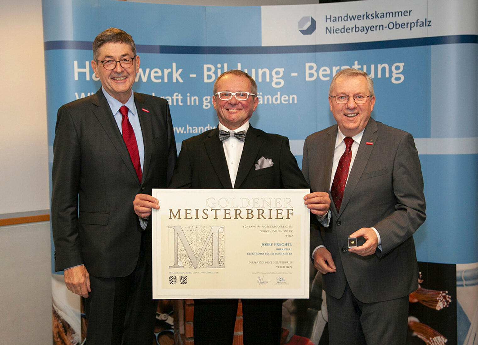 HWK-Präsident Dr. Georg Haber (li.) und HWK-Hauptgeschäftsführer Jürgen Kilger (re.) bei der Übergabe der Goldenen Meisterbriefe 2019. 