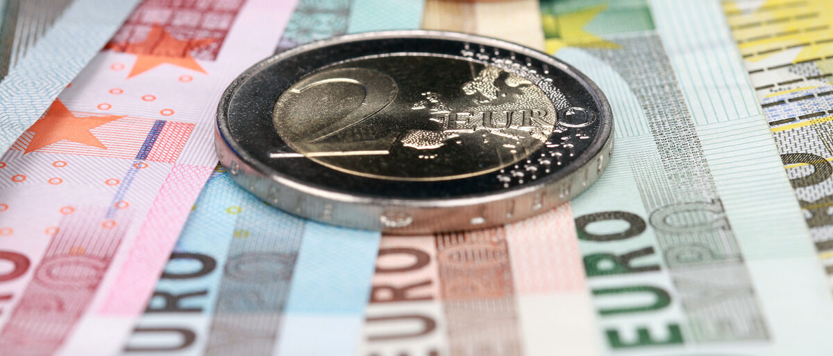 Zwei Euro Münze liegt auf mehreren Euro Scheinen Schlagwort(e): Geld, Euro, Münze, Geldscheine, Geldschein, Europa, zwei, 2, Hartgeld, Schein, Scheine, Münzen, Euros, zahlen, bezahlen, Währung, Finanzen, Bank, Banken, Business, Wirtschaft, Finanzierung, finanzieren, kaufen, kauf, kosten, preis, Note, Banknote, Banknoten, sparen, Erspartes, EU, Europäische Union