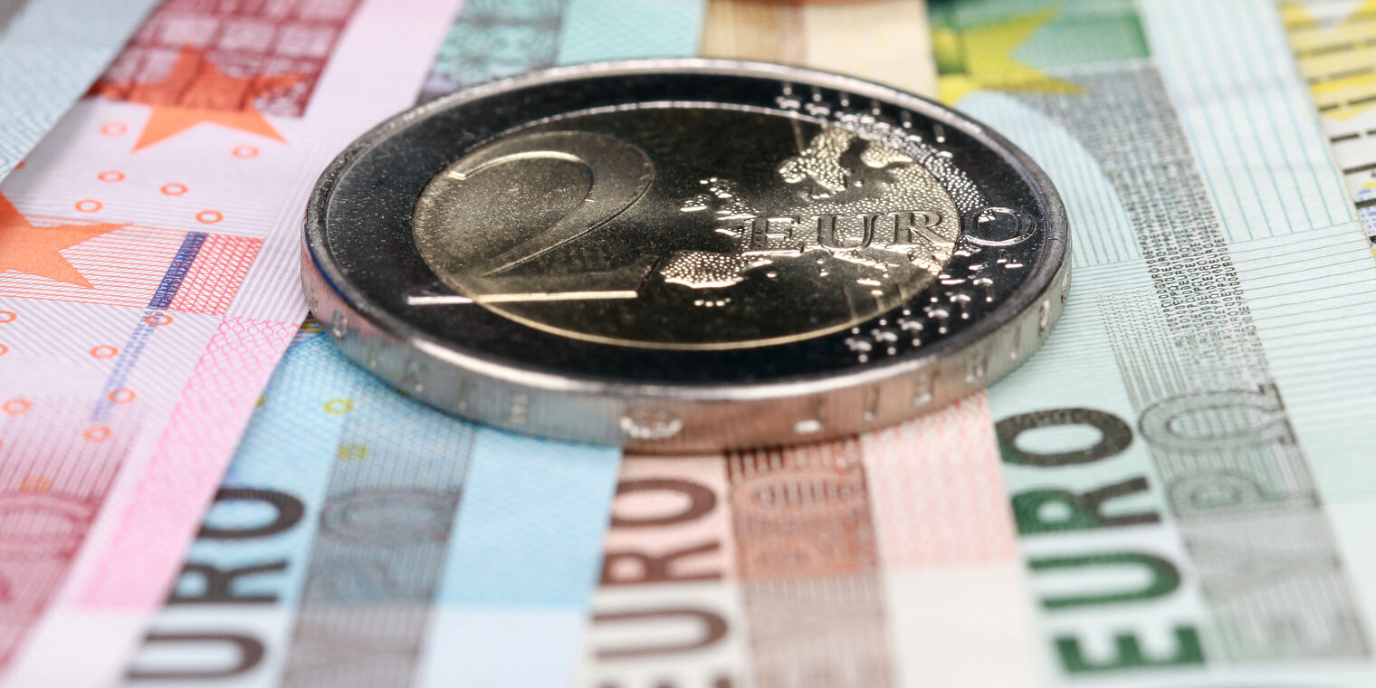 Zwei Euro Münze liegt auf mehreren Euro Scheinen Schlagwort(e): Geld, Euro, Münze, Geldscheine, Geldschein, Europa, zwei, 2, Hartgeld, Schein, Scheine, Münzen, Euros, zahlen, bezahlen, Währung, Finanzen, Bank, Banken, Business, Wirtschaft, Finanzierung, finanzieren, kaufen, kauf, kosten, preis, Note, Banknote, Banknoten, sparen, Erspartes, EU, Europäische Union