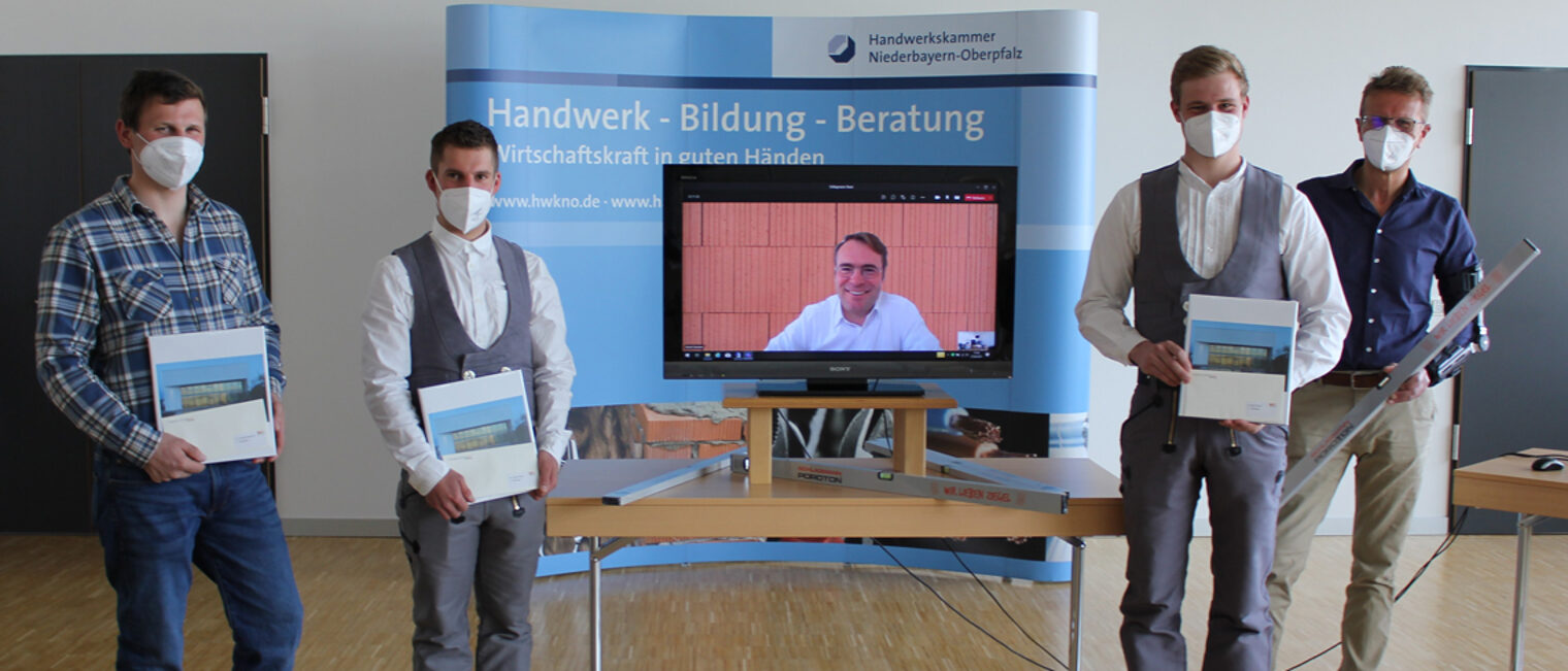 Bei der Abschlussveranstaltung in der Handwerkskammer Regensburg überreichte Robert Hummel von der Firma Schlagmann virtuell die Prämien an die drei Kursbesten.