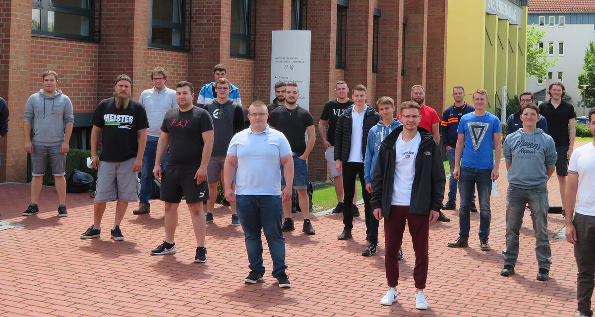 21 Teilnehmer nahmen in diesem Jahr am fachtheoretischen KFZ-Techniker Meisterkurs im Bildungszentrum Weiden teil.