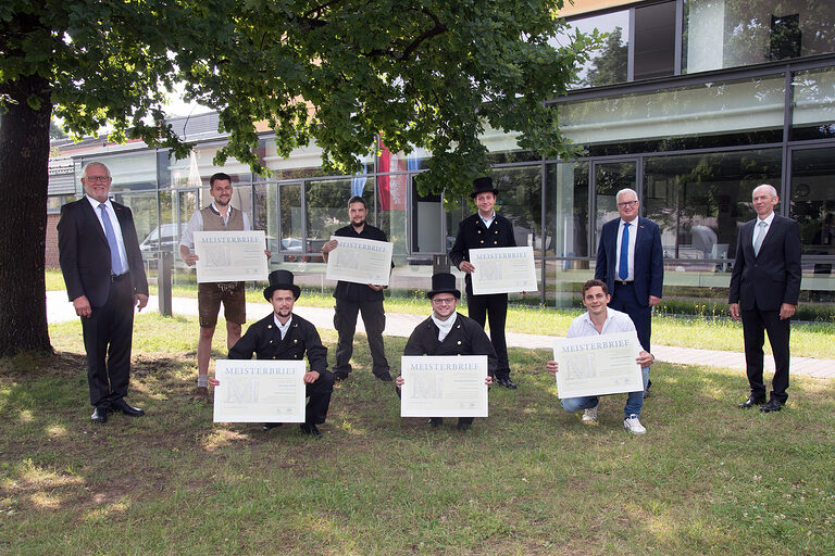 Gruppenfoto Kaminkehrer bei der Meisterbriefübergabe in Neumarkt.