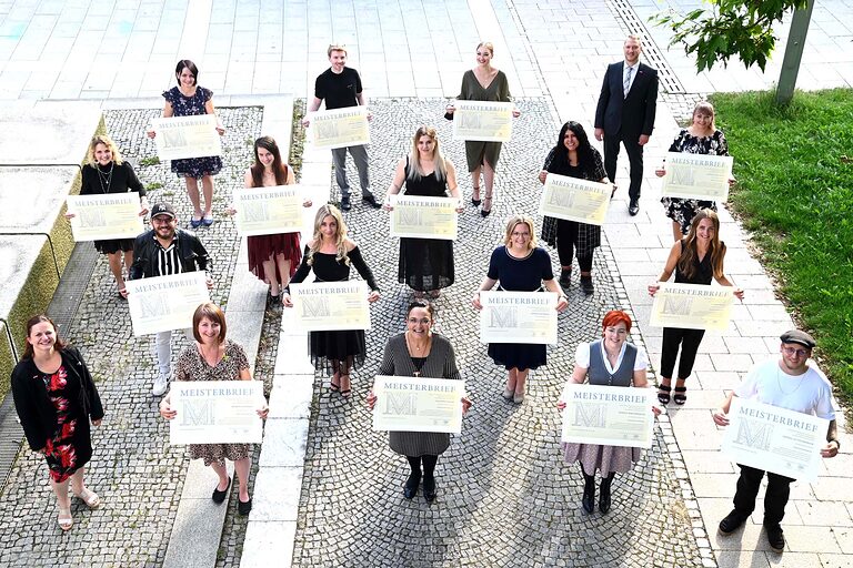 Gruppenfoto der Friseure bei der Meisterbriefübergabe 2021 in Weiden.