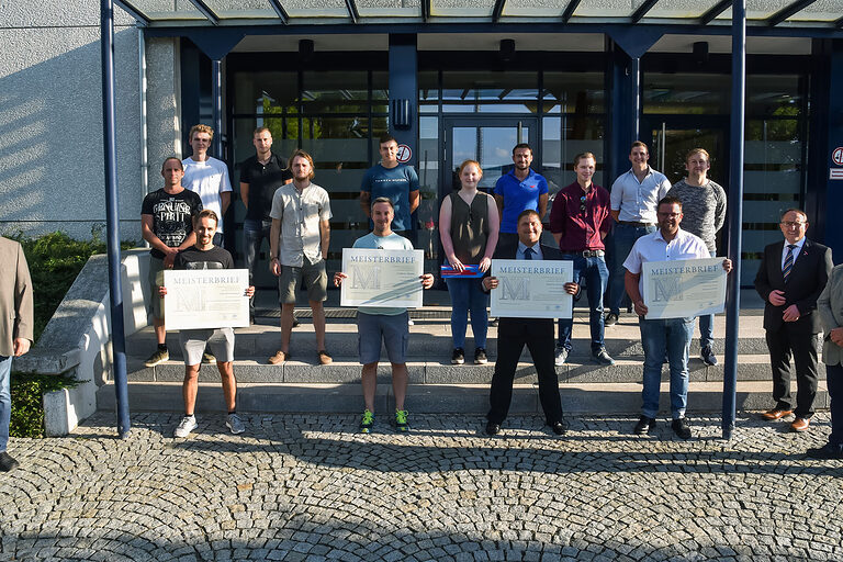 Beglückwünschten die Absolventen bei der Übergabefeier: HWK-Vizepräsident Christian Läpple (1. v. re.), Kursleiter Eckbert Hubert (2. v. re.) und Kursleiter Hermann Ebenbeck (1. v. li.).