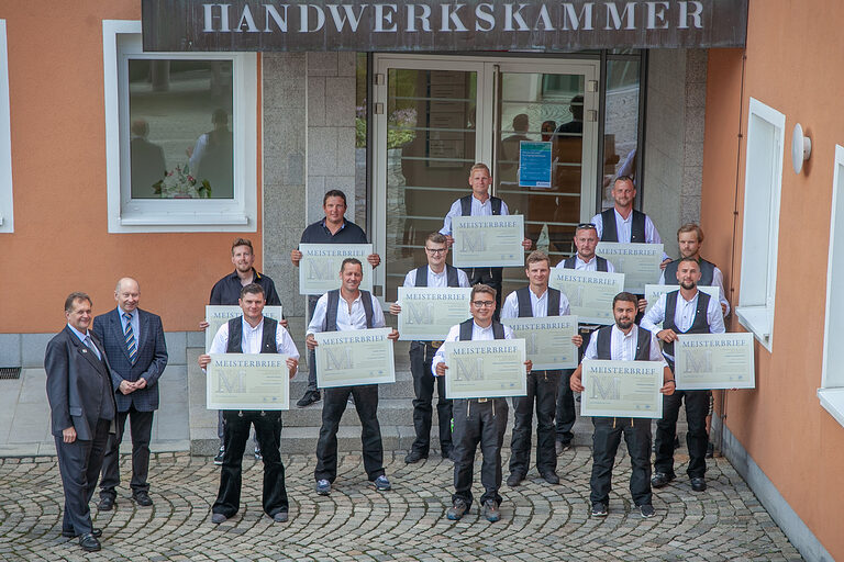 Gruppenfoto der Dachdecker bei der Meisterbriefübergabe in Passau.