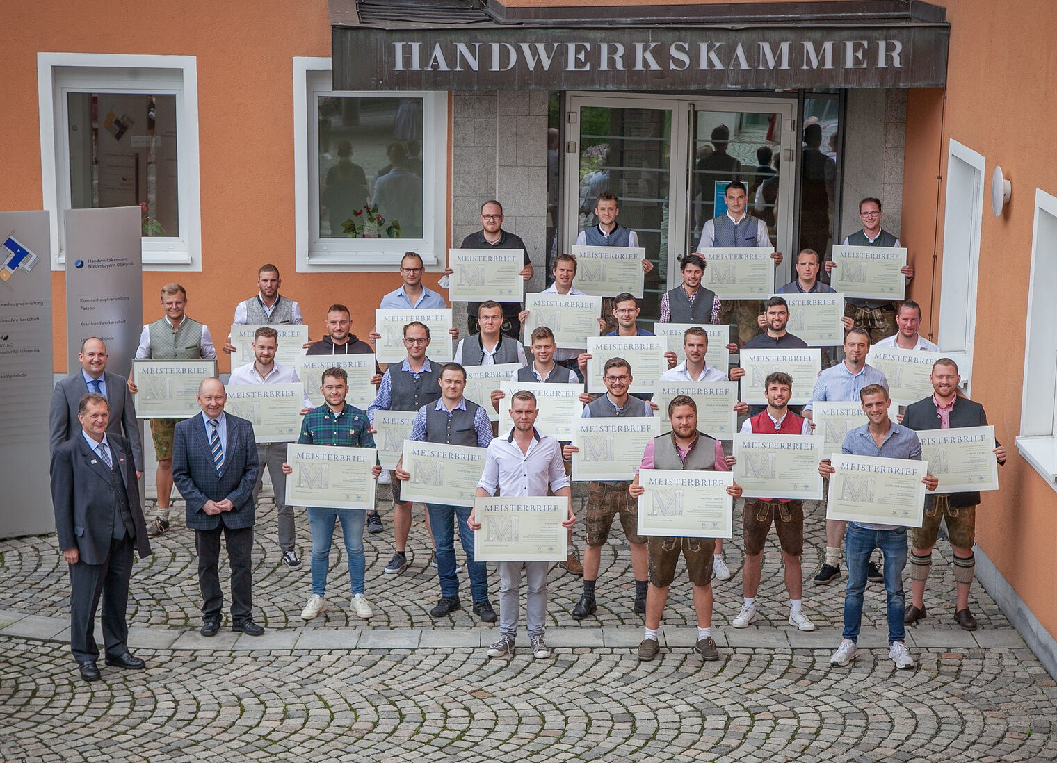 Gruppenfoto der Installateur- u. Heizungsbauer bei der Meisterbriefübergabe in Passau.
