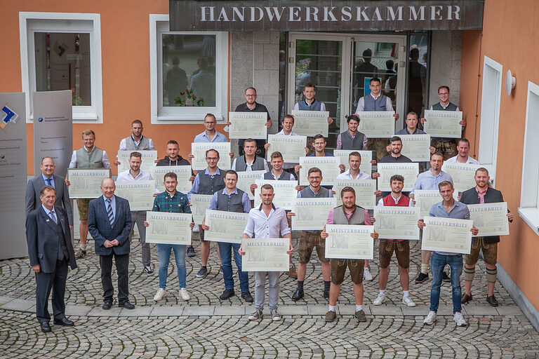 Gruppenfoto der Installateur- u. Heizungsbauer bei der Meisterbriefübergabe in Passau.