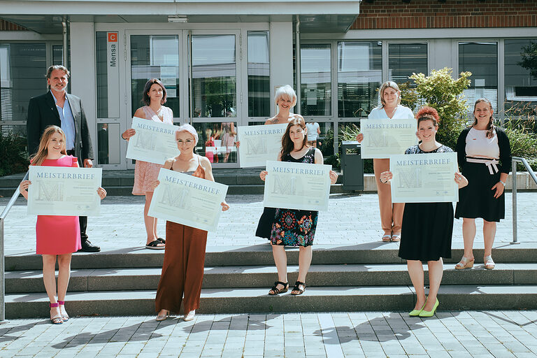 Gruppenfoto der Friseure und Kosmetiker bei Meisterbriefübergabe in Regensburg. 