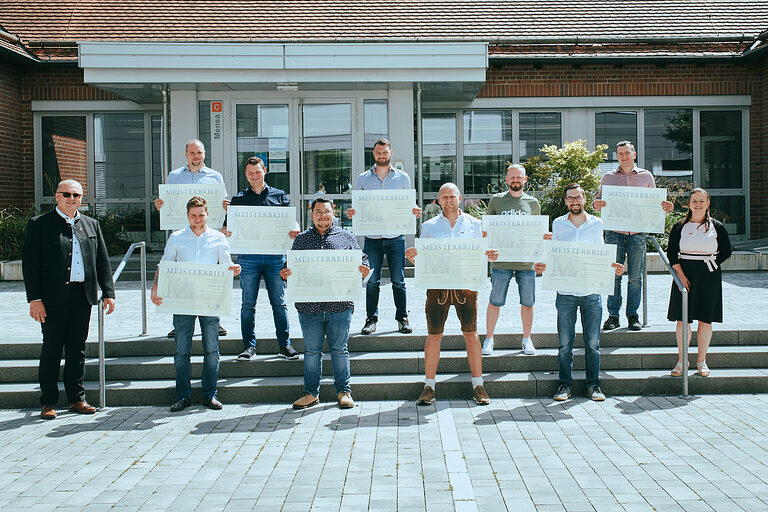 Gruppenfoto der Maler u. Lackierer bei der Meisterbriefübergabe in Regensburg. 