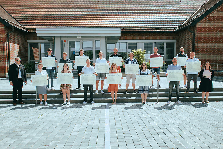 Gruppenfoto der Maler u. Lackierer bei der Meisterbriefübergabe in Regensburg. 