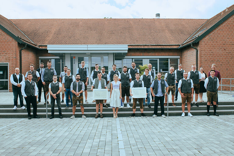 Gruppenfoto der Maurer u. Betonbauer bei der Meisterbriefübergabe in Regensburg.