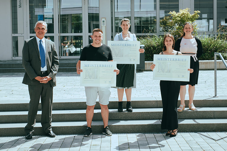 Gruppenfoto der Raumausstatter bei der Meisterbriefübergabe in Regensburg. 