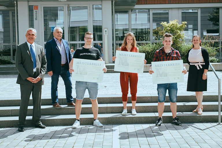 Gruppenfoto der Sattler und Feintäschner bei der Meisterbriefübergabe in Regensburg.