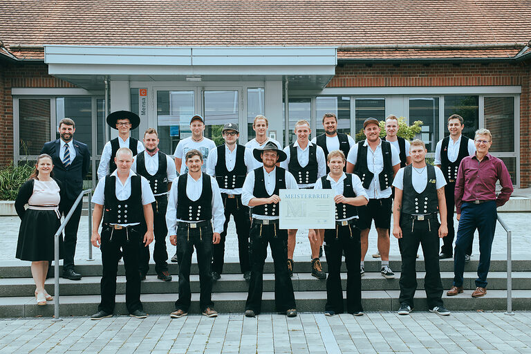 Gruppenfoto der Zimmerer bei der Meisterbriefübergabe in Regensburg. 