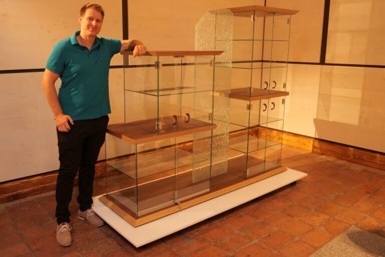 Diese Glasvitrine mit Holzelementen wurde von Johannes Ullmann aus 87600 Kaufbeuren gefertigt