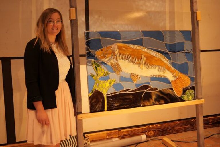 Diesen selbst in Frankreich gefangenen Fisch verewigte Selina Hirle aus 86450 Altenmünster in ihrer Bleiverglasung